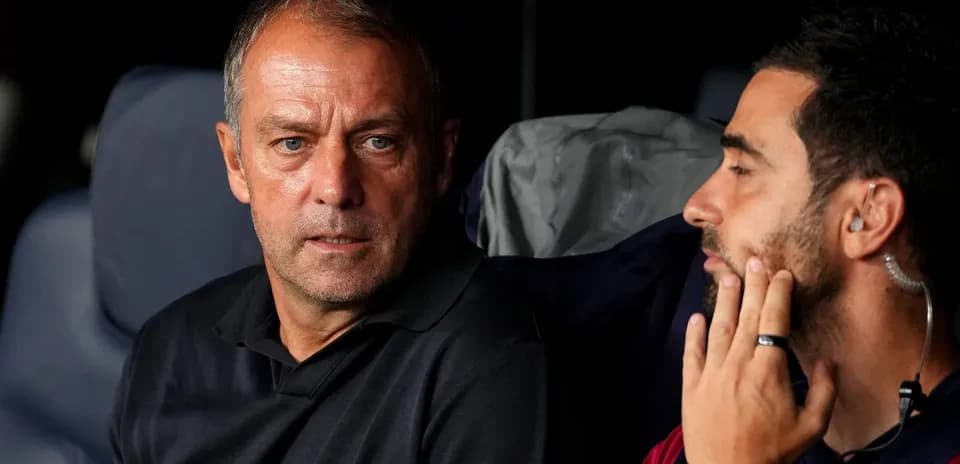 Entrenadores conversando en el banquillo durante partido