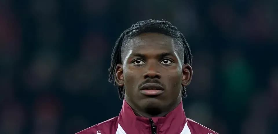 Jugador en uniforme de pie antes del partido