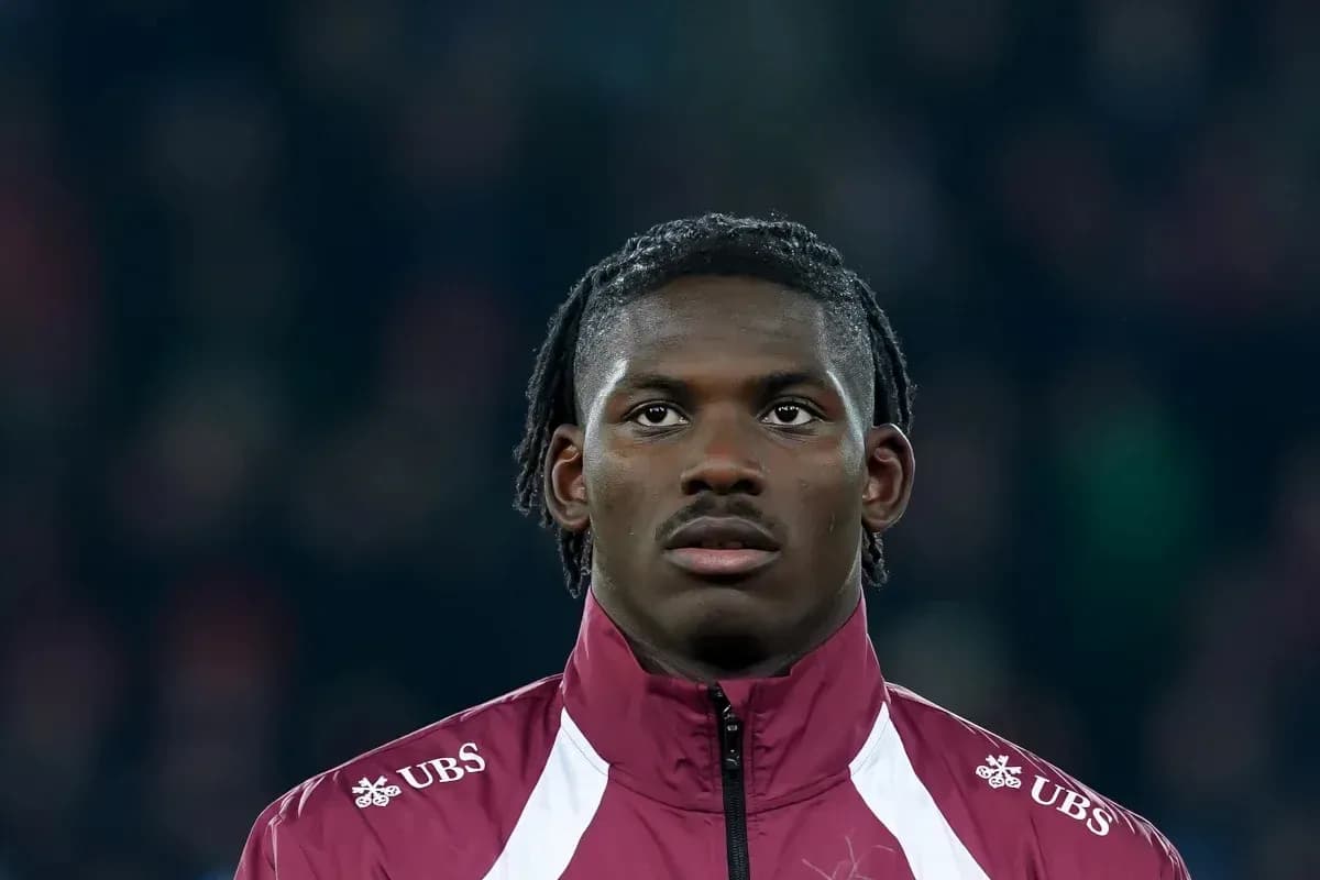 Jugador en uniforme de pie antes del partido