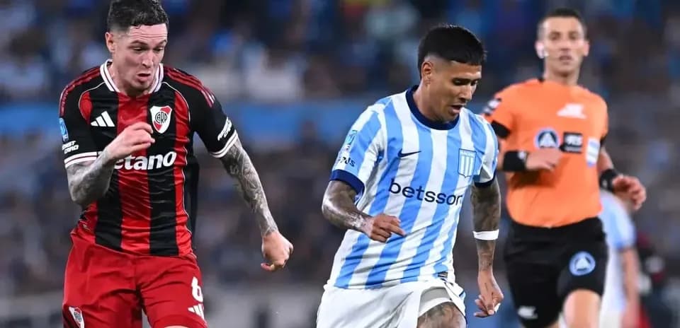 Jugadores de River Plate y Racing Club en acción
