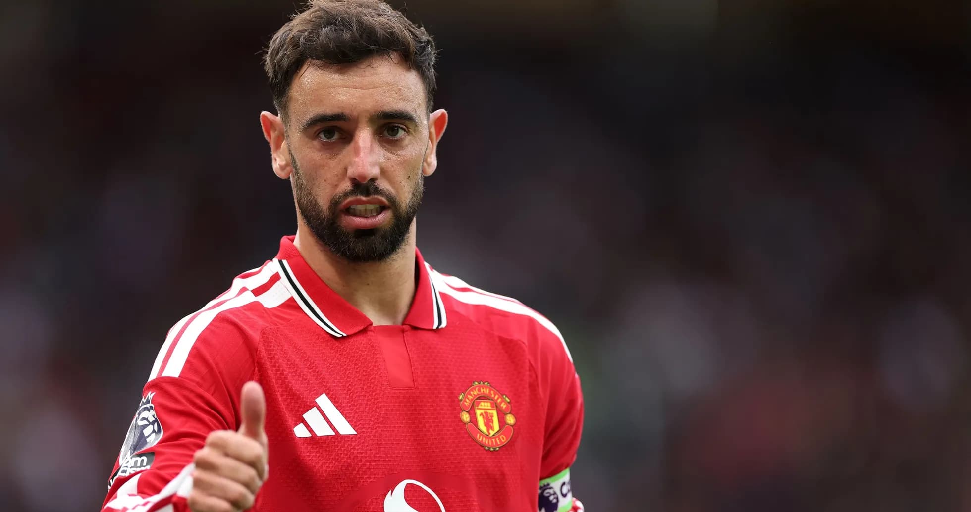 Bruno Fernandes mostrando pulgar arriba en campo