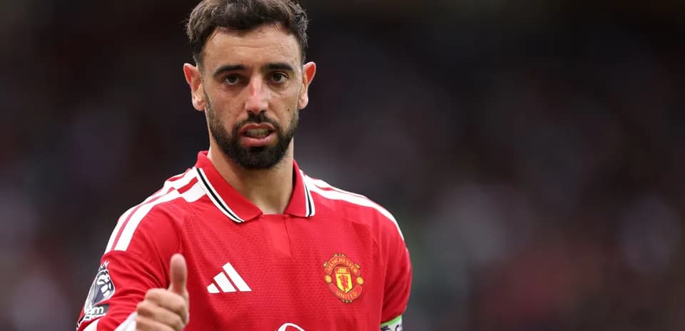 Bruno Fernandes mostrando pulgar arriba en campo