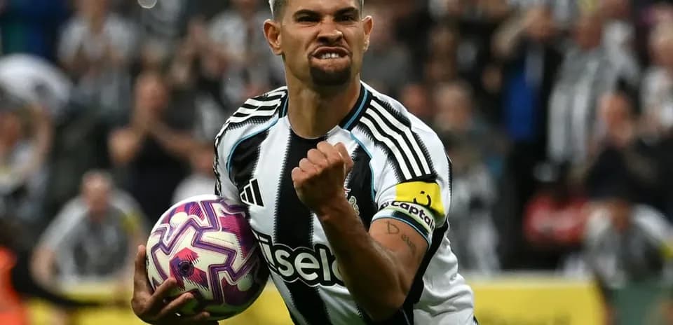 Jugador de Newcastle United celebrando con balón