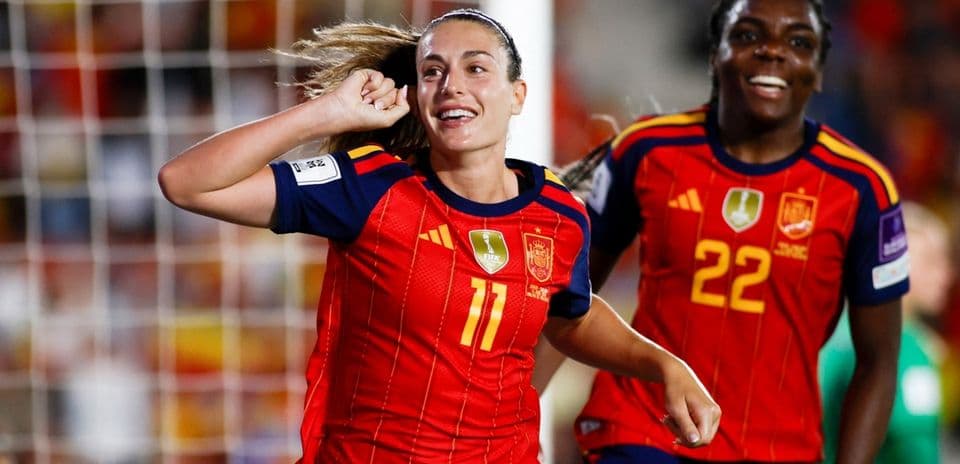 Jugadora de España celebrando un gol con compañera