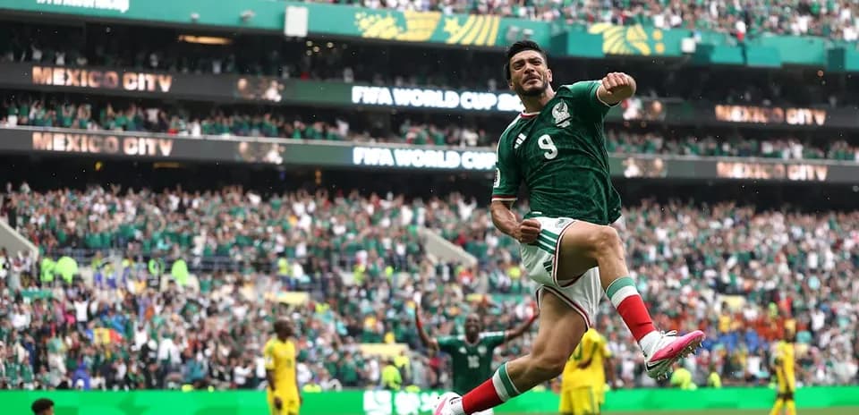 Jugador de México celebra un gol en el Mundial