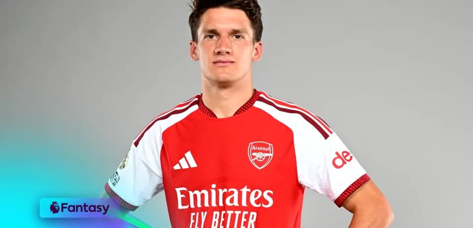 Jugador de Arsenal en camiseta roja posando para foto