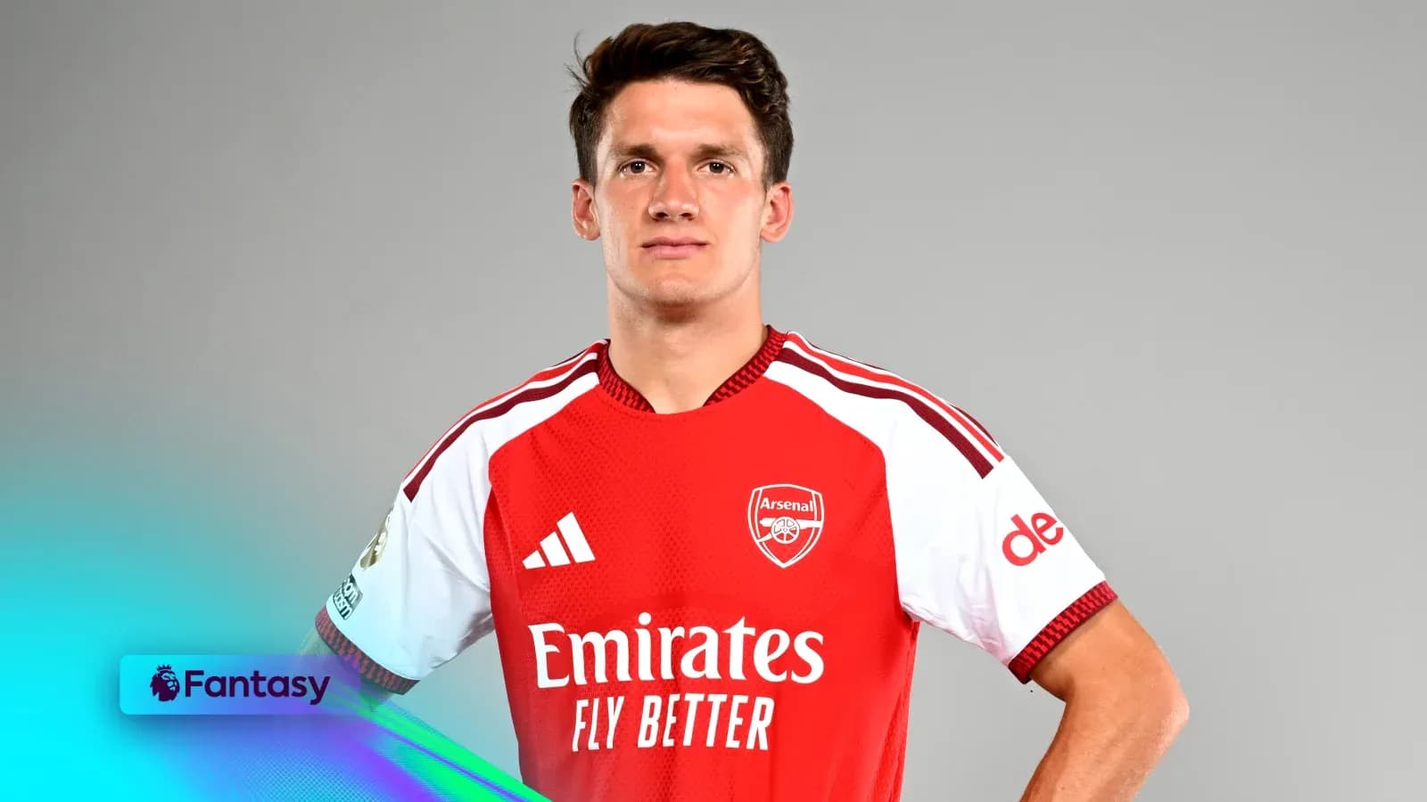 Jugador de Arsenal en camiseta roja posando para foto