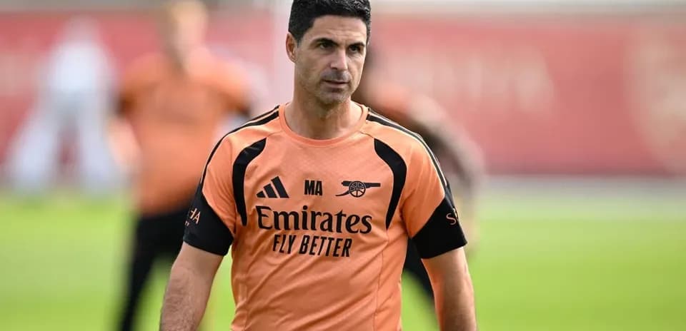 Entrenador dirigiendo sesión de entrenamiento del equipo