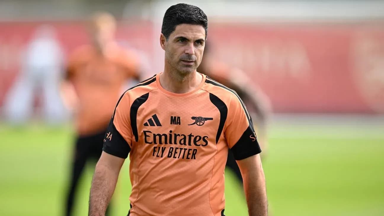 Entrenador dirigiendo sesión de entrenamiento del equipo