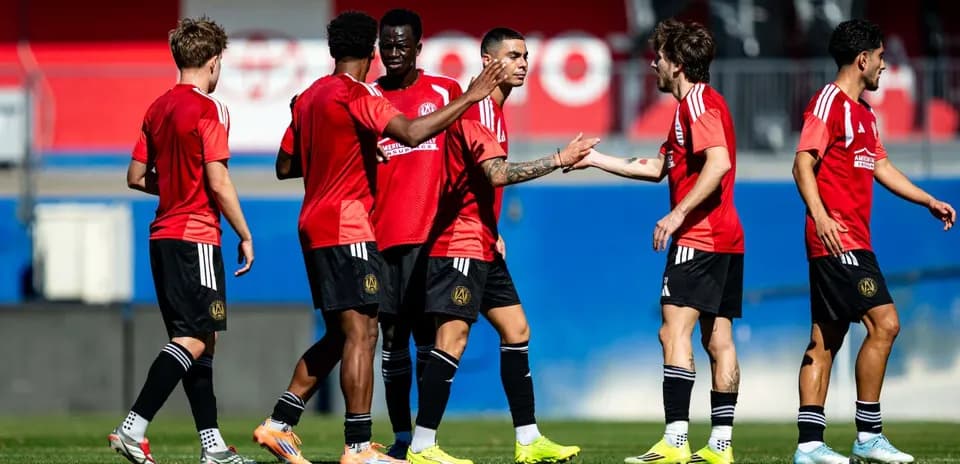Jugadores de Atlanta United FC entrenando juntos
