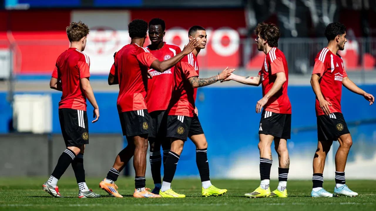 Jugadores de Atlanta United FC entrenando juntos