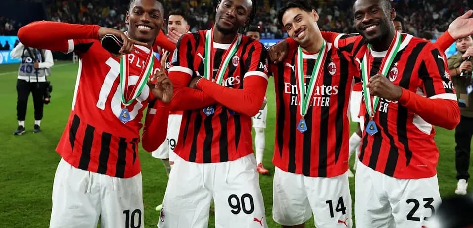 Jugadores del AC Milan celebrando con medallas