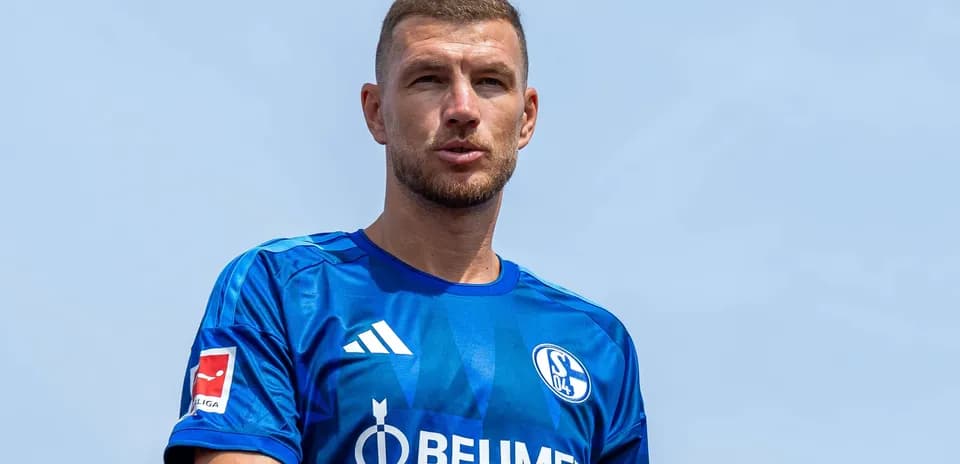 Jugador de Schalke 04 en uniforme azul frente al cielo