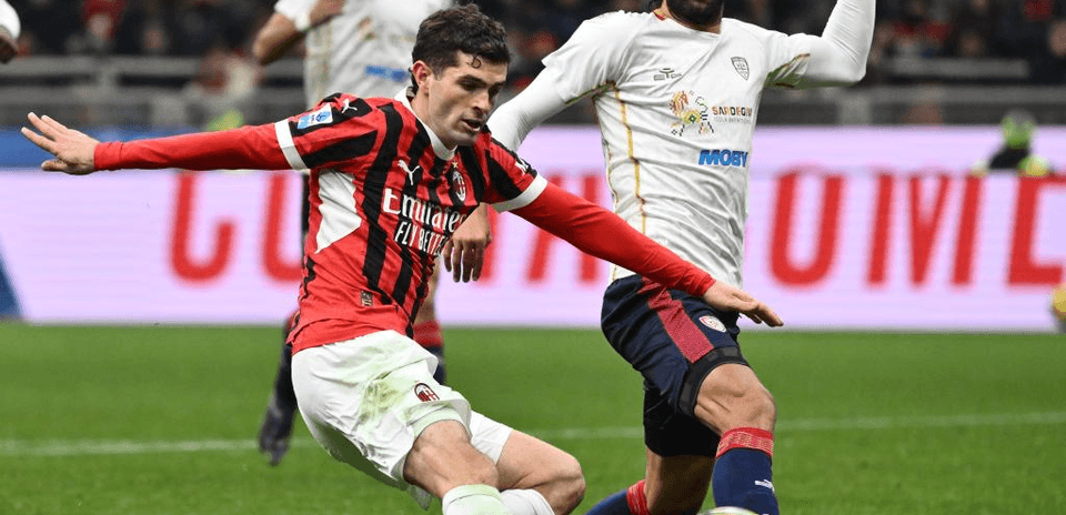 Jugador de AC Milan en acción contra Cagliari