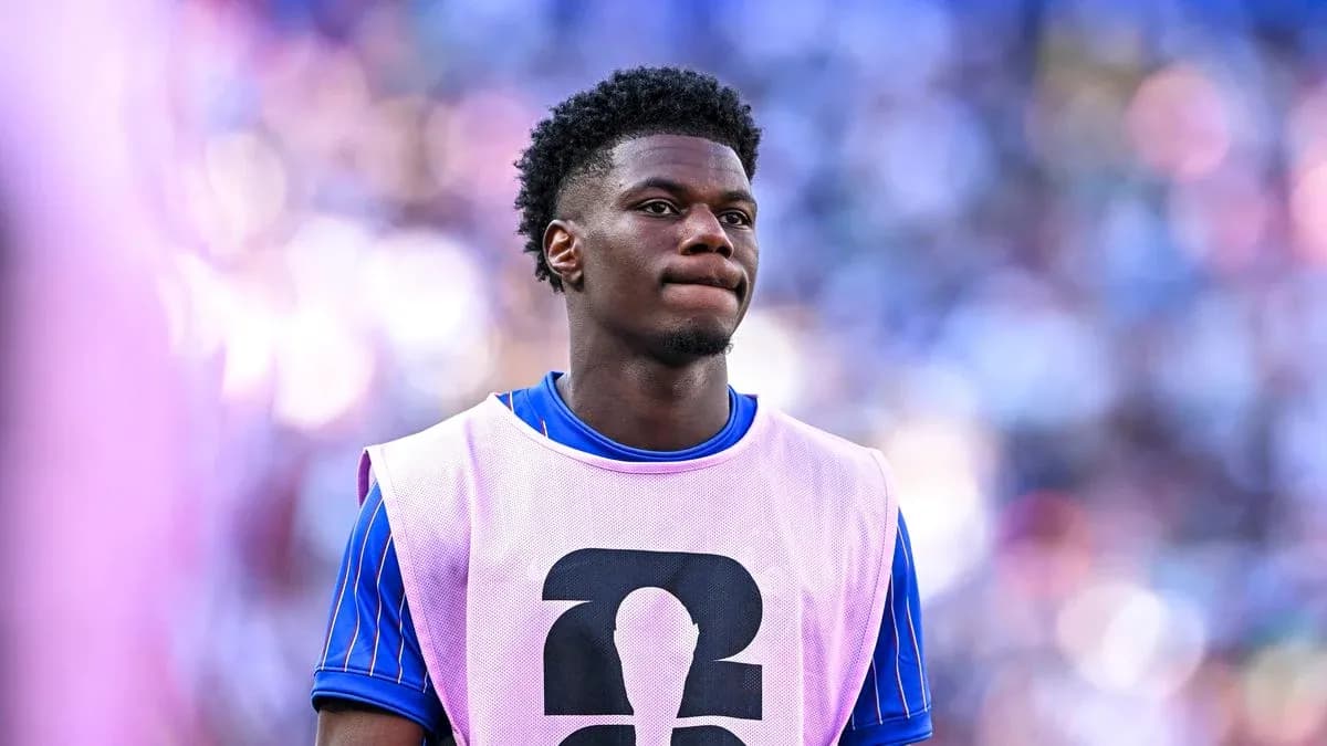 Jugador en la banca durante un partido de fútbol