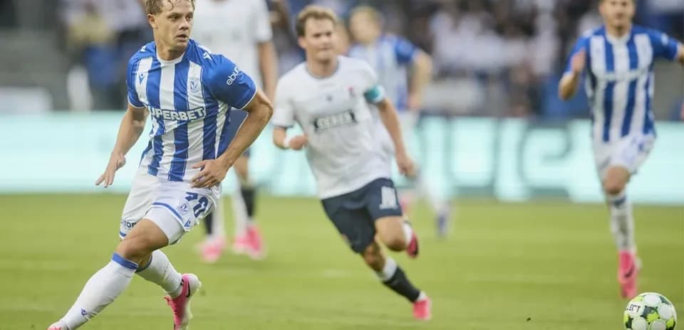 Jugador de Lech Poznan en acción durante el partido
