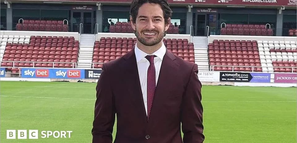 Persona en traje posando en estadio de fútbol
