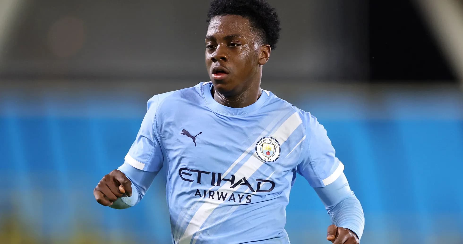 Jugador de Manchester City corriendo en el campo