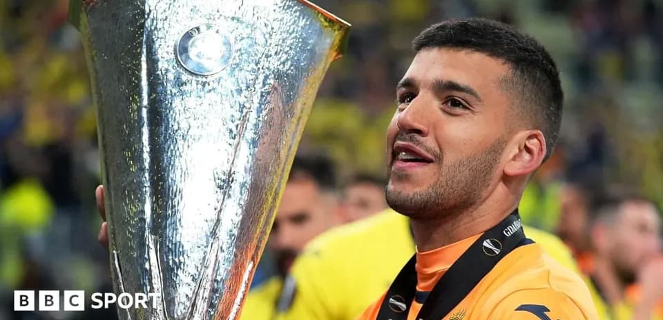 Jugador sosteniendo el trofeo de la Europa League