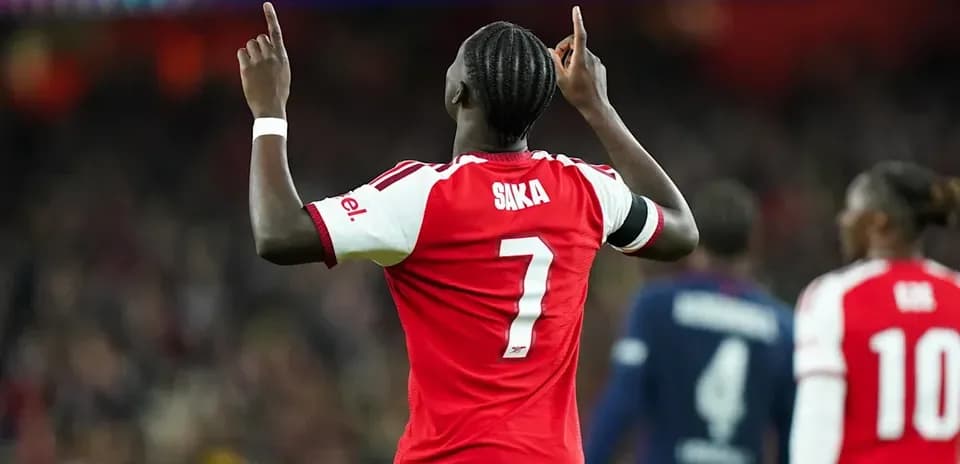 Jugador de Arsenal levantando las manos en celebración