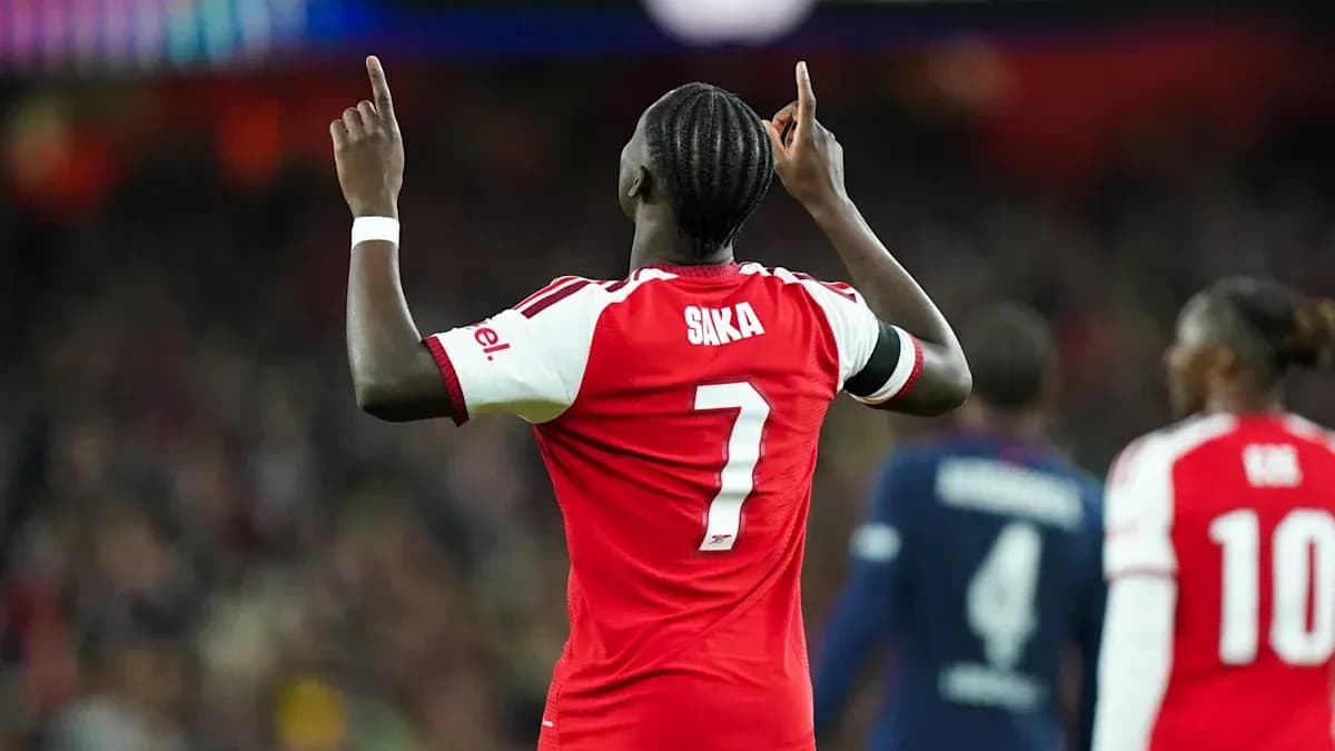 Jugador de Arsenal levantando las manos en celebración