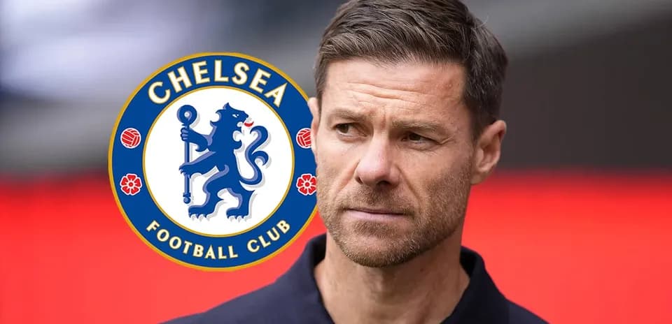 Entrenador de Chelsea frente al logo del club