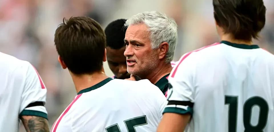 Entrenador hablando con jugadores en el campo