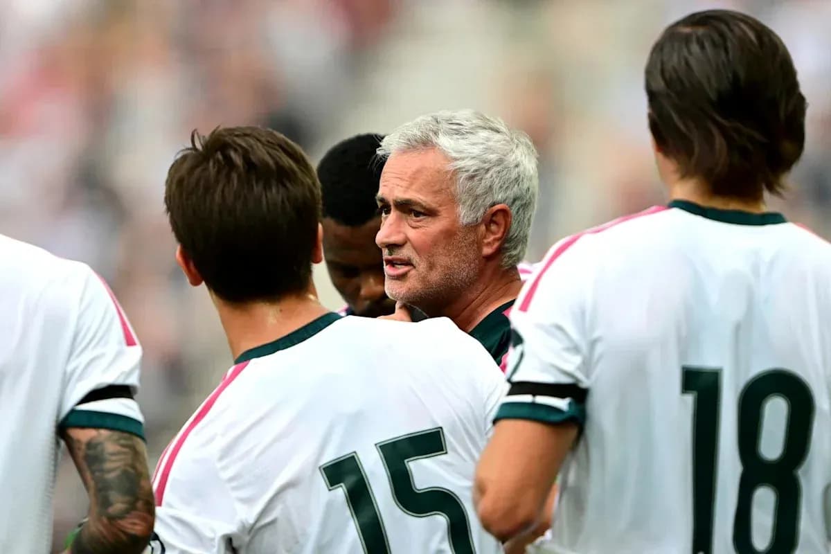 Entrenador hablando con jugadores en el campo