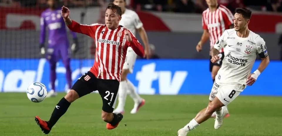 Jugador de Estudiantes L.P. en acción contra Corinthians