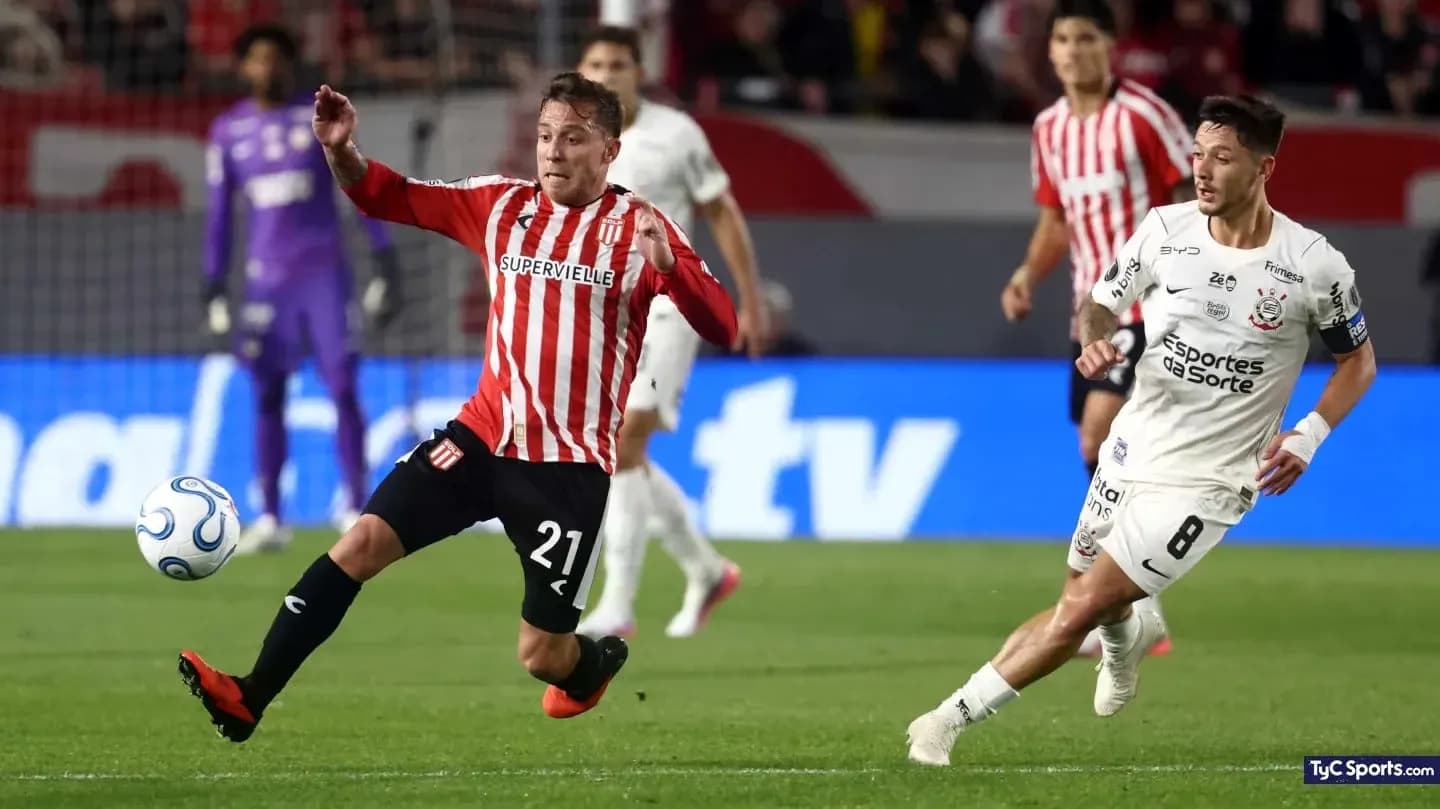 Jugador de Estudiantes L.P. en acción contra Corinthians