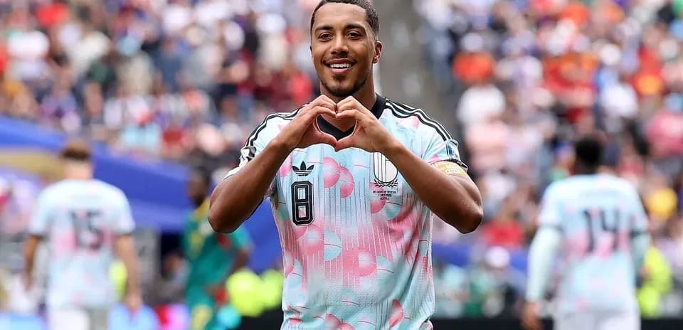 Jugador haciendo un gesto de corazón durante partido