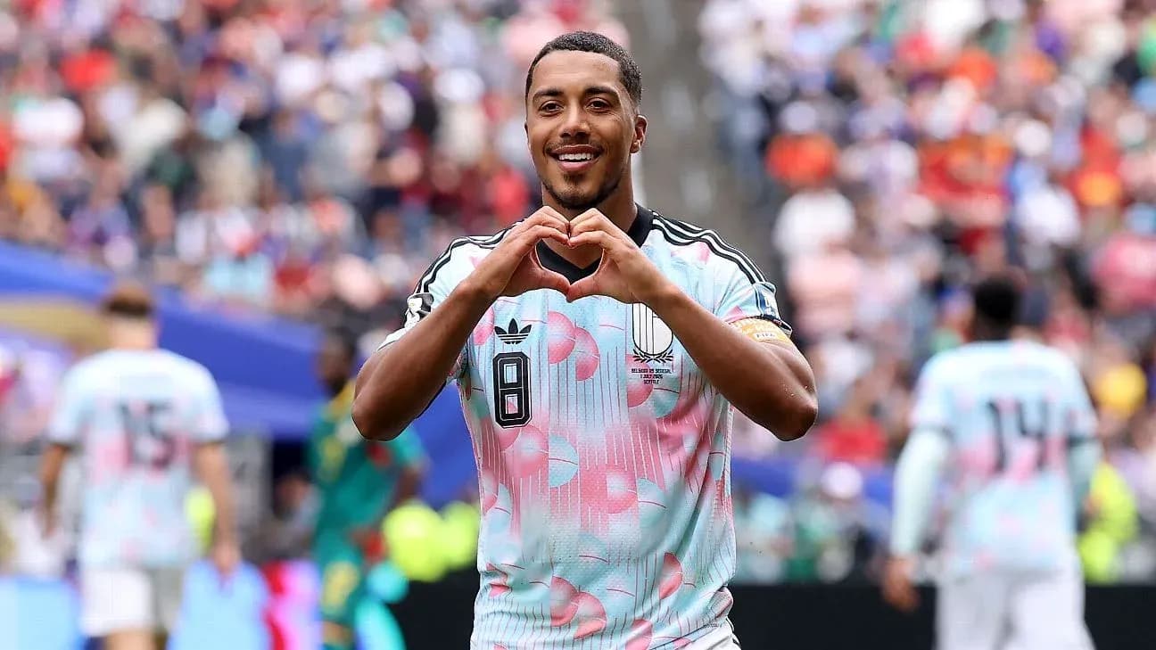 Jugador haciendo un gesto de corazón durante partido
