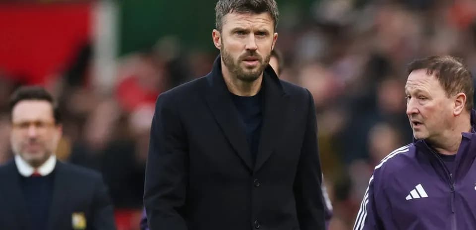Entrenador caminando junto a asistente en el campo