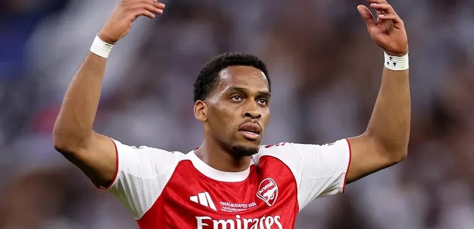 Jugador de Arsenal levantando las manos en el campo