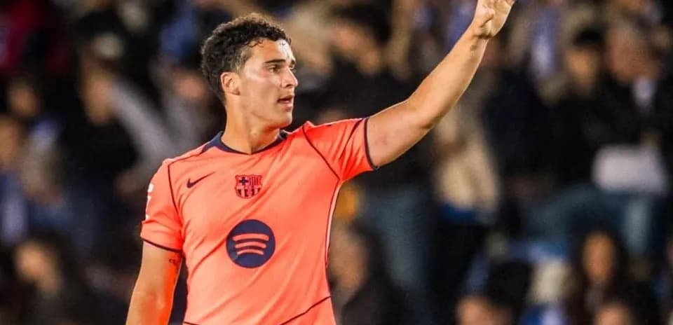 Jugador del FC Barcelona señalando durante el partido