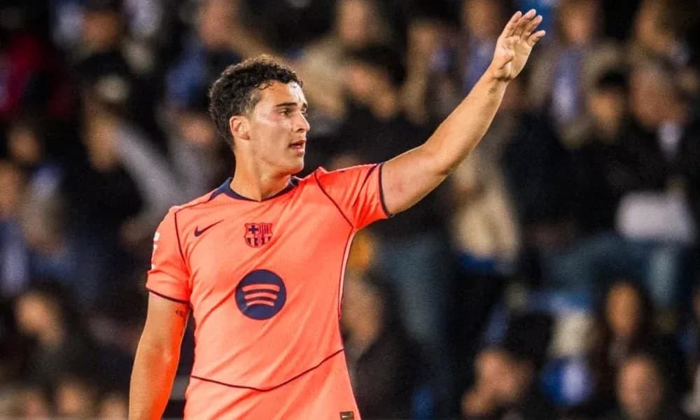 Jugador del FC Barcelona señalando durante el partido