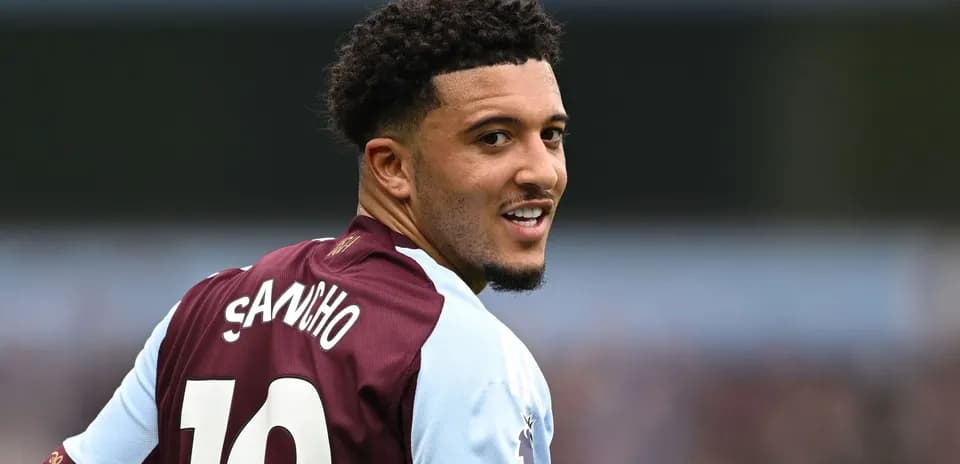 Jugador con camiseta de Aston Villa en el campo