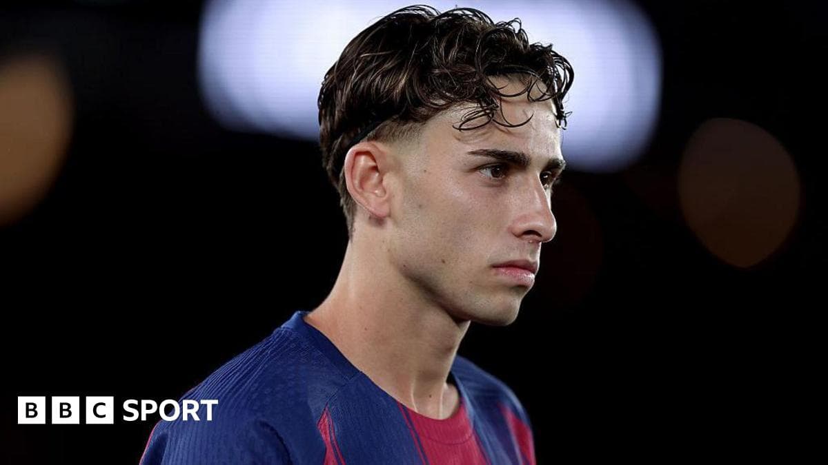 Jugador de fútbol mirando hacia el horizonte