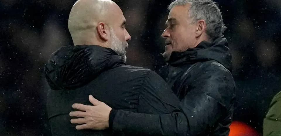 Entrenadores abrazándose tras el partido