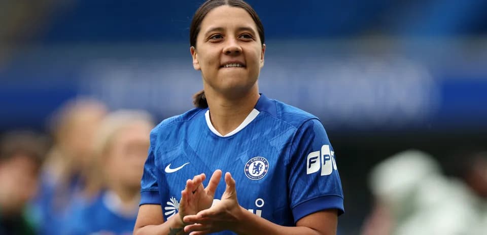 Jugadora del Chelsea aplaudiendo en el campo