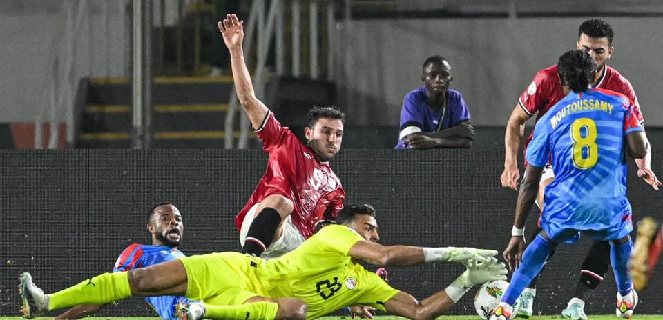 Jugadores en acción durante un partido de fútbol