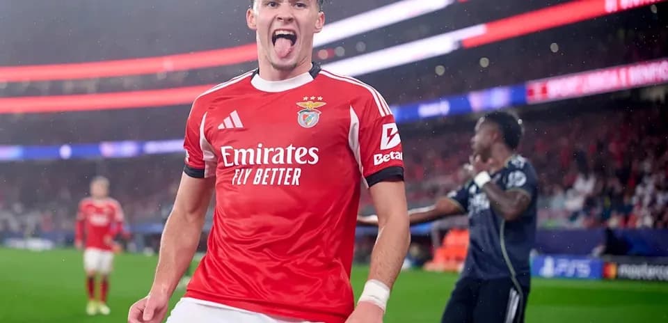 Jugador de Benfica celebrando un gol en el campo