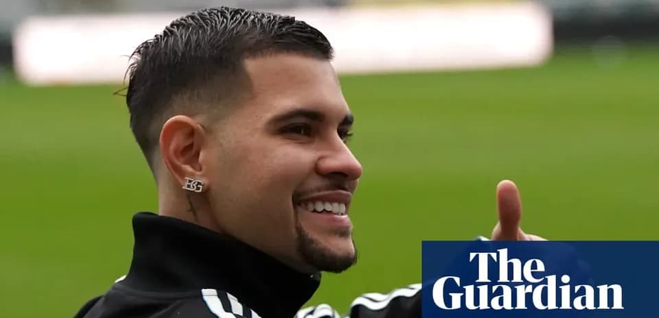 Jugador sonriendo y haciendo un gesto de pulgar arriba