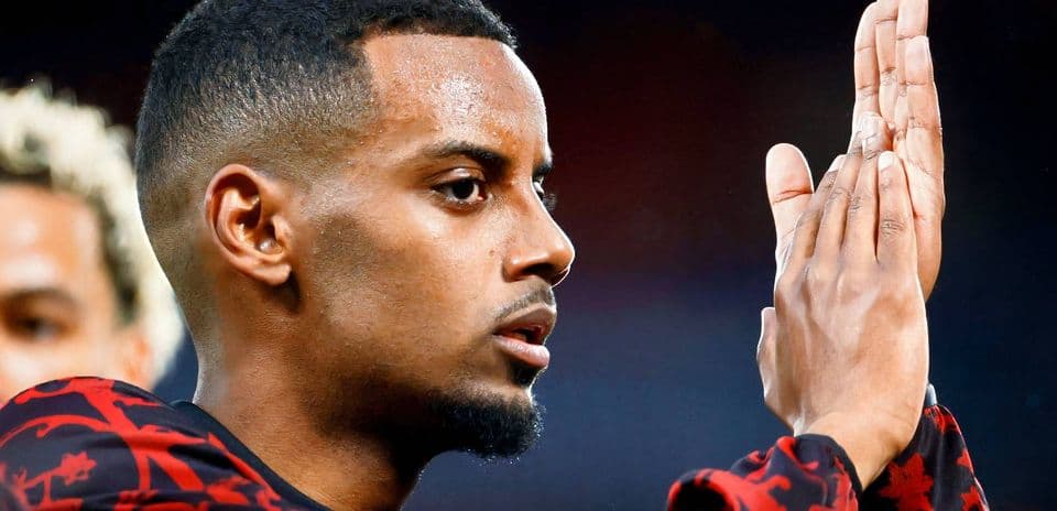 Jugador saludando al público con las manos