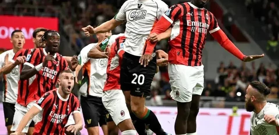 Jugadores compiten por el balón durante el partido