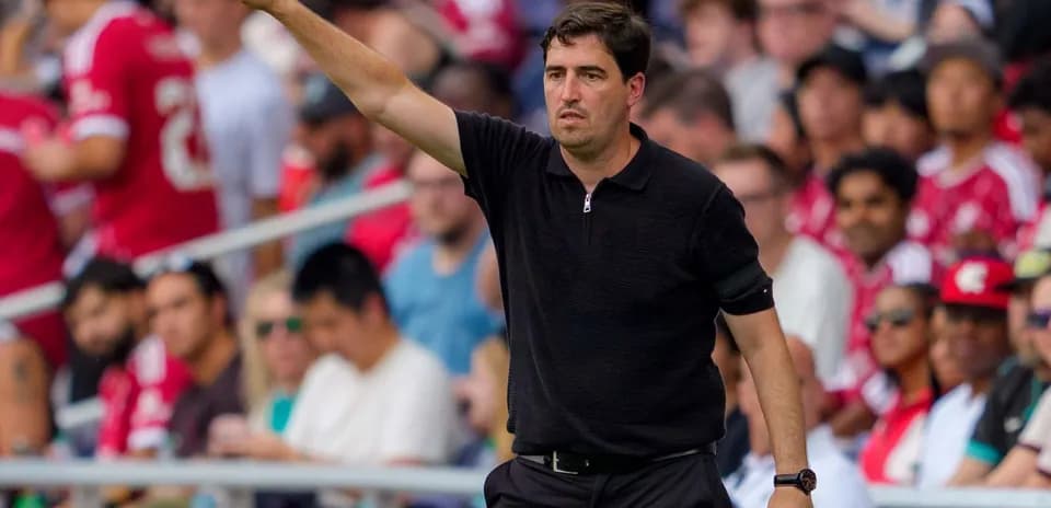 Entrenador dirigiendo desde la banda durante un partido