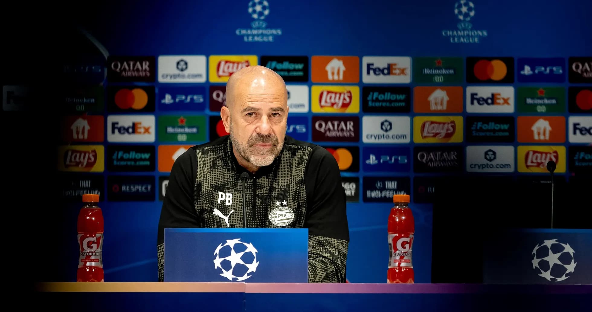 Entrenador en conferencia de prensa de la Champions League