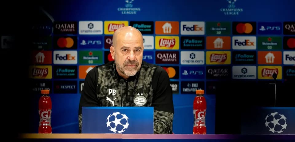 Entrenador en conferencia de prensa de la Champions League