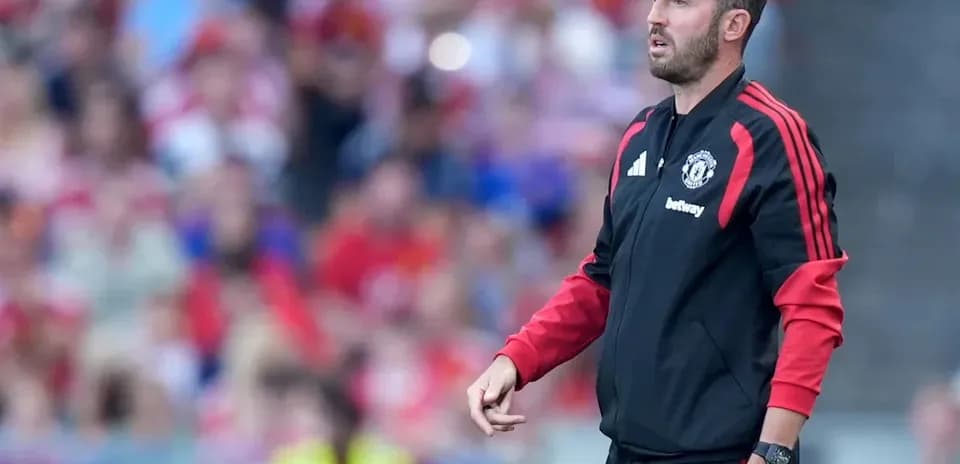 Entrenador de Manchester United dirigiendo desde la banda