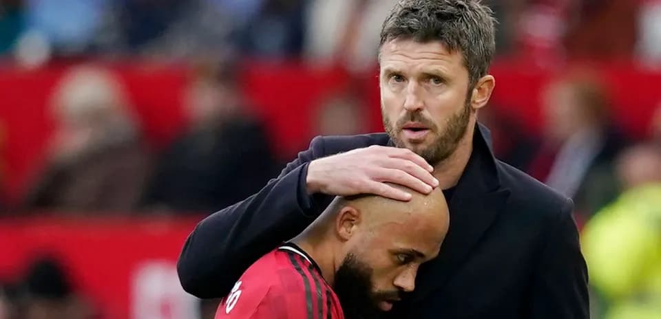 Entrenador consolando a un jugador durante el partido